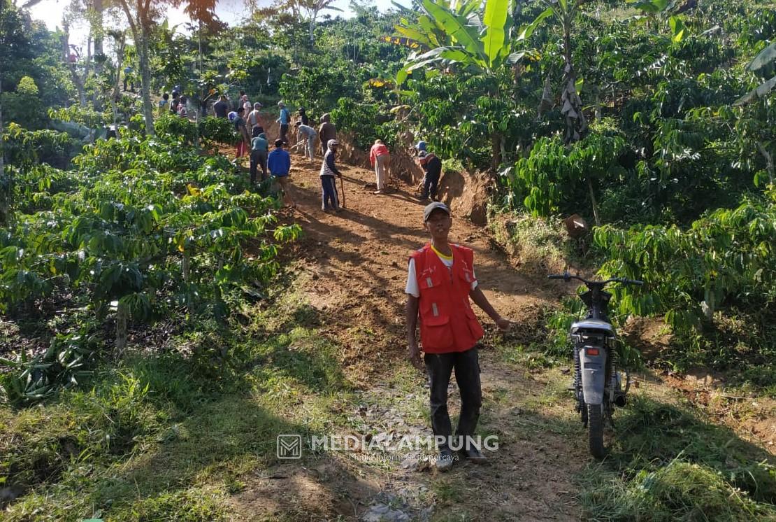 Sambut HUT RI Ke-76, Warga Pekon Sukajaya Serentak Gotong Royong Tata Pemukiman 