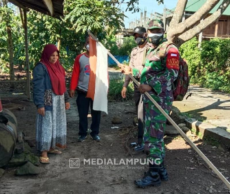 Tim Kecamatan bersama TNI-Polri Turun Ajak Warga Kibarkan Merah Putih