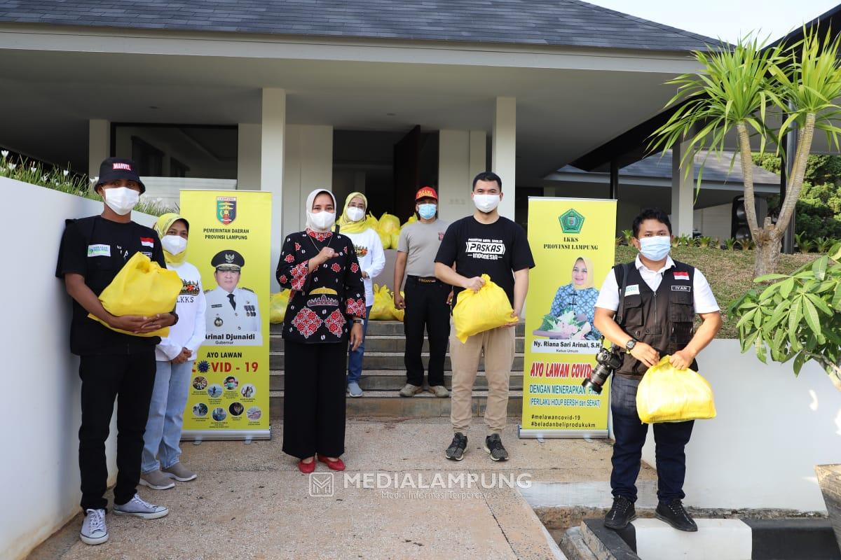 Saling Berbagi di Jumat Barokah, Riana Sari Salurkan Bantuan Sembako ke Ponpes