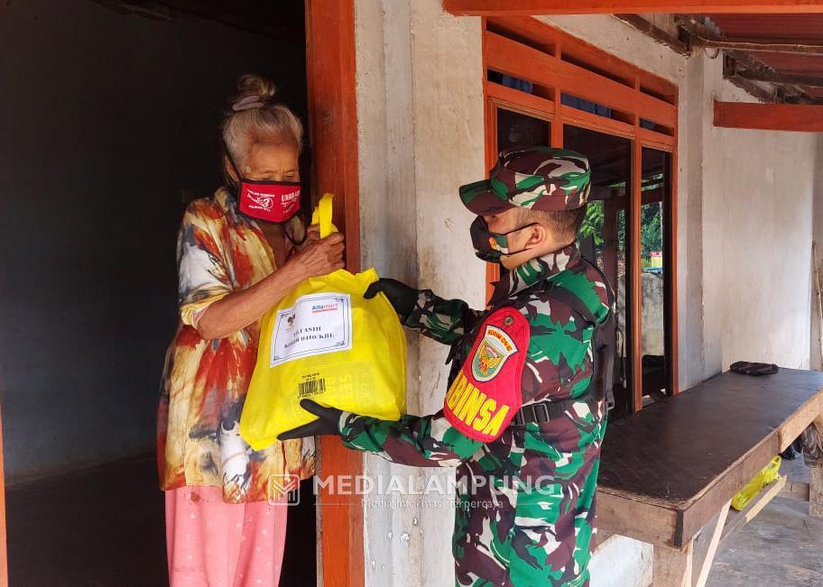 Babinsa Koramil TBU Bagikan Sembako di Wilayah Binaan