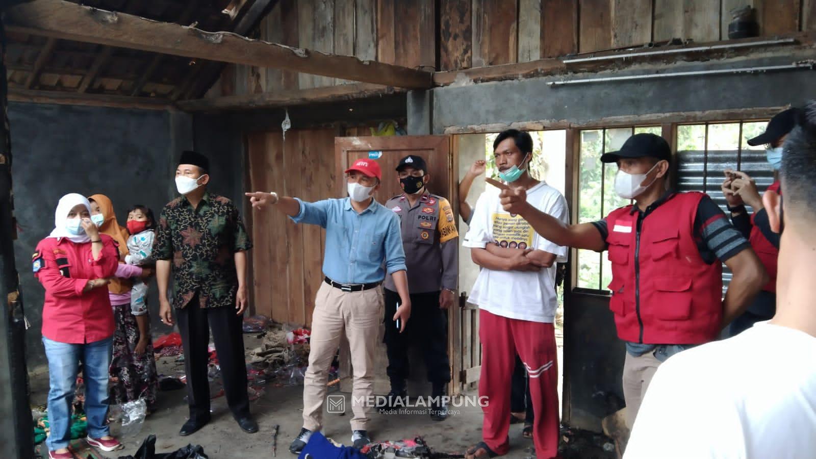 Tinjau Lokasi Kebakaran, Parosil Beri Bantuan Rp5 Juta 