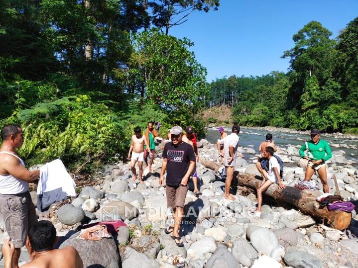 Ali Yudiem Bersama Warga Bersihkan Jaringan Irigasi