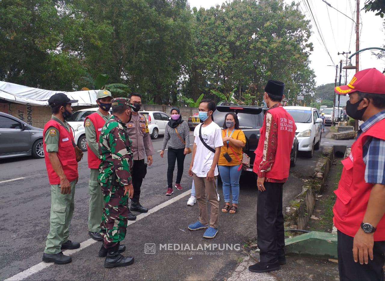 Babinsa Bersama Satgas Covid-19 Kelurahan Imbau Masyarakat Patuhi Prokes