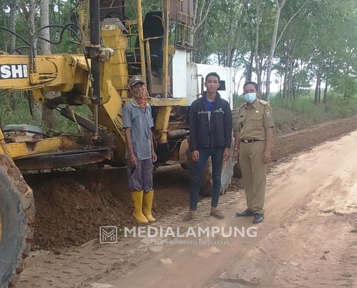 Kakam Kotabumi Waykanan Perbaiki Jalan Pakai Dana Pribadi