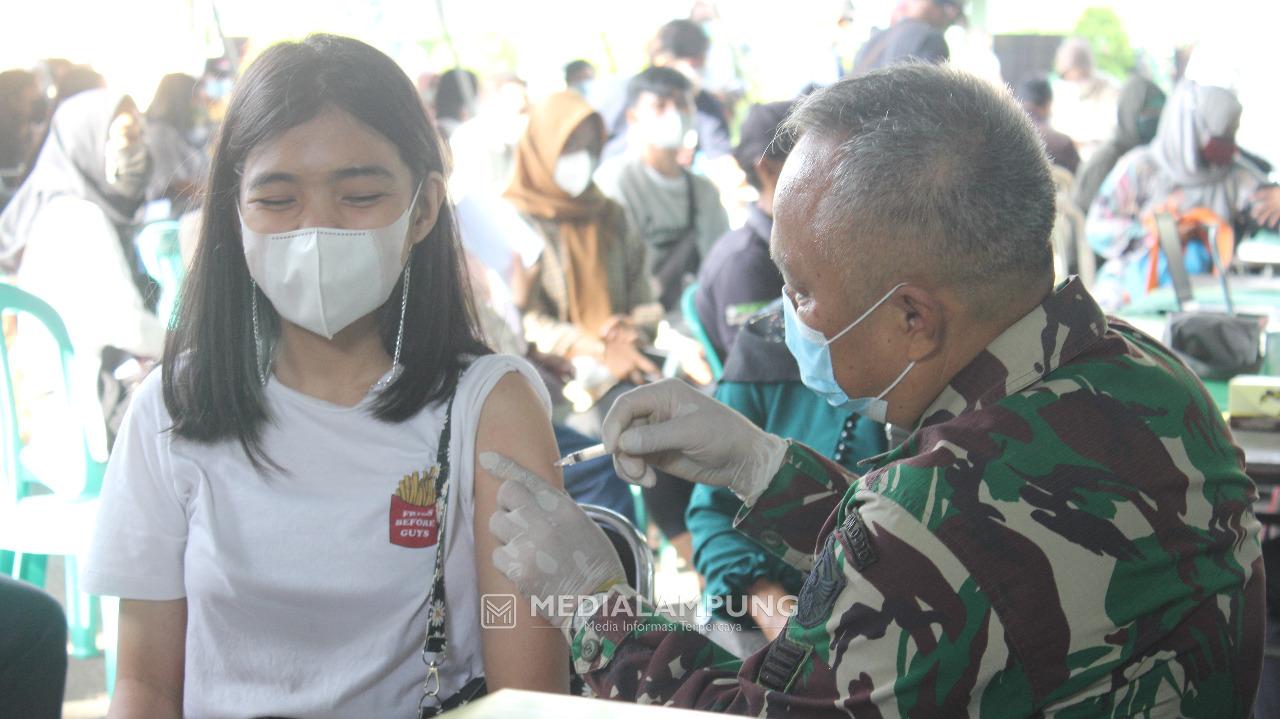 Kodim Bersama RSDKT dan Pemkot Bandarlampung Lakukan Vaksinasi