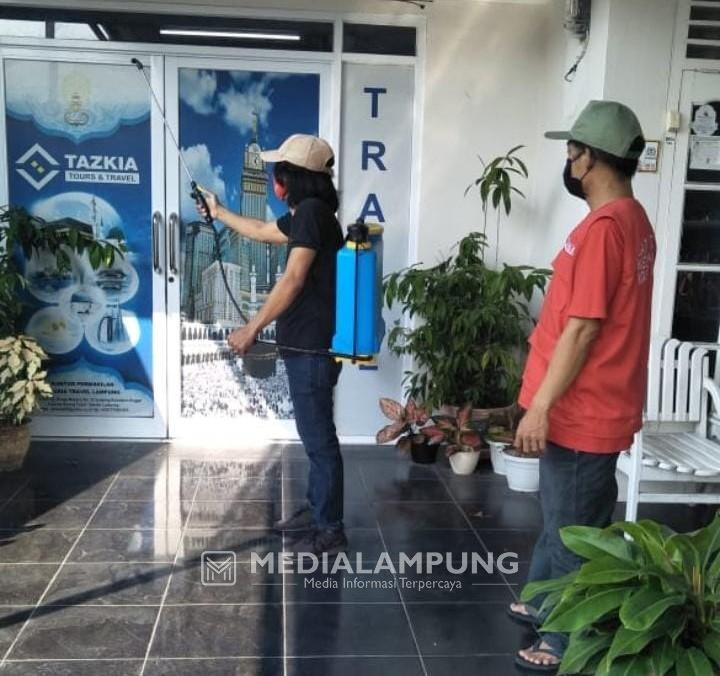 Lurah Sutiman Bersama Satgas Rutin Semprot Rumah Warga dan Beri Imbauan