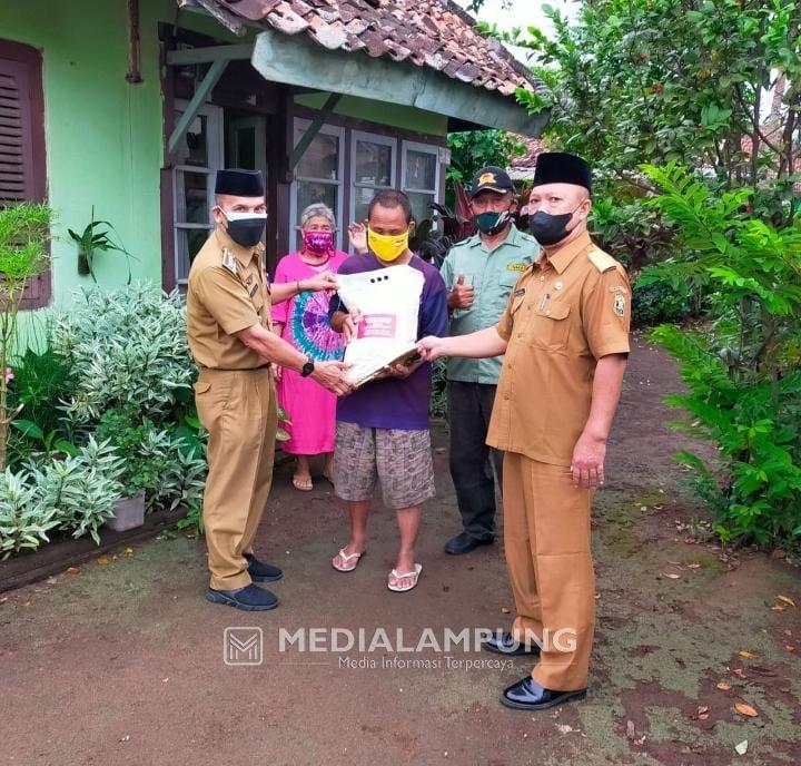 Camat dan lurah Enggal Serahkan Bantuan Beras Kepada Warga