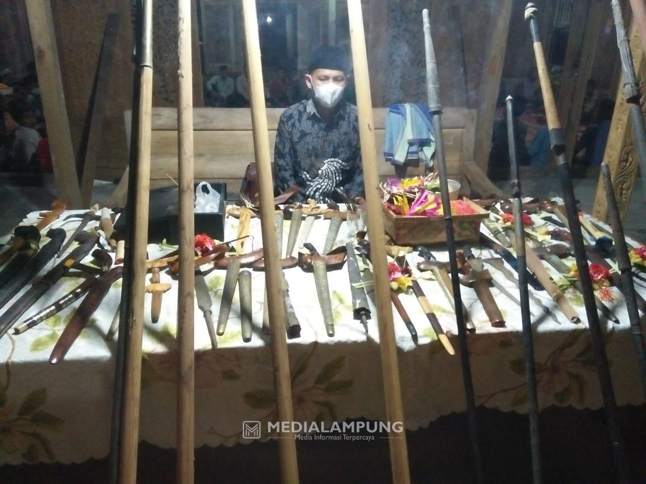 Warga Karang Agung Mandikan Pusaka di Malam Satu Suro