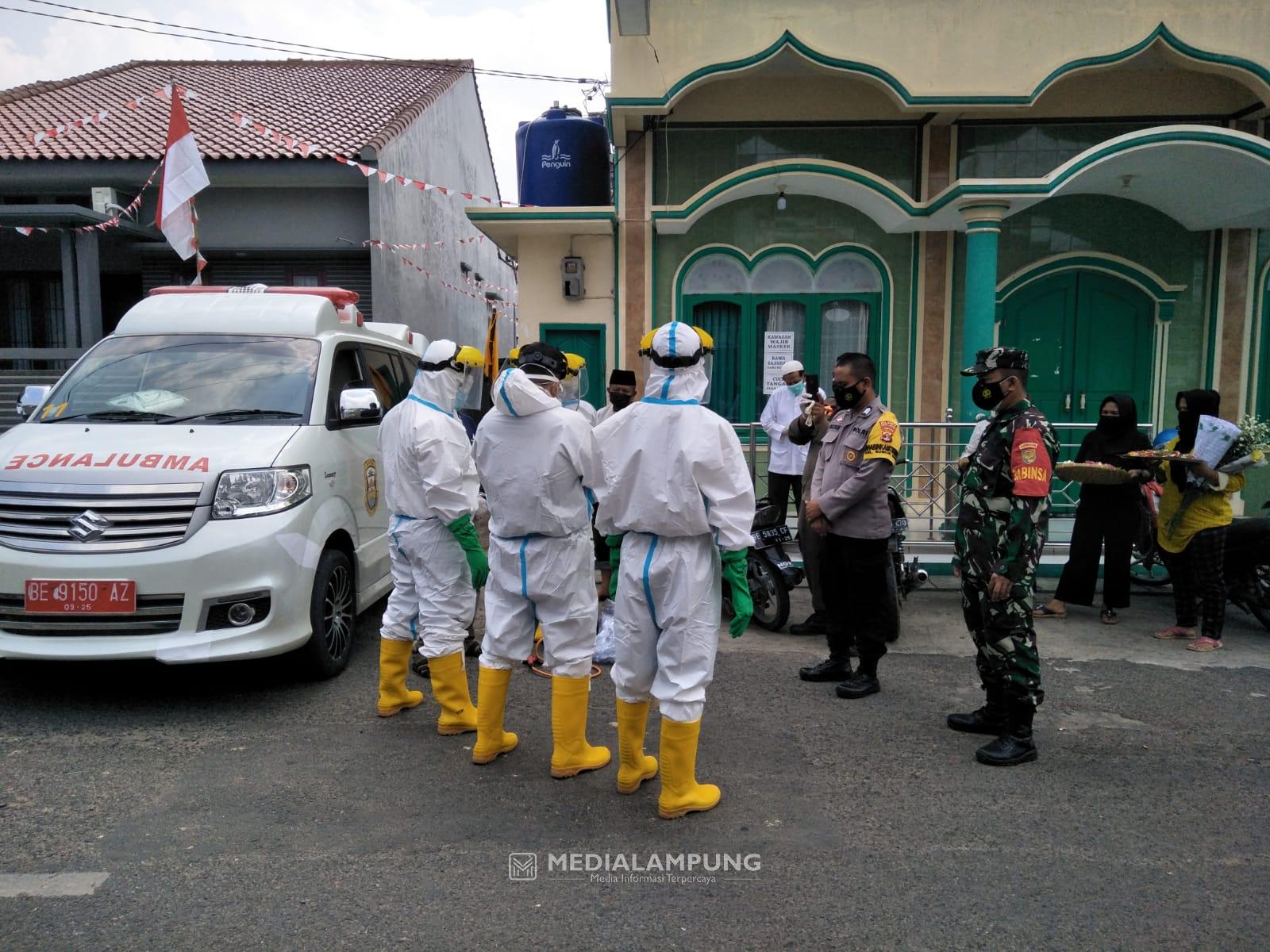 Babinsa Koramil 410-03/TBU Monitoring Pemakaman di Wilayah Binaan