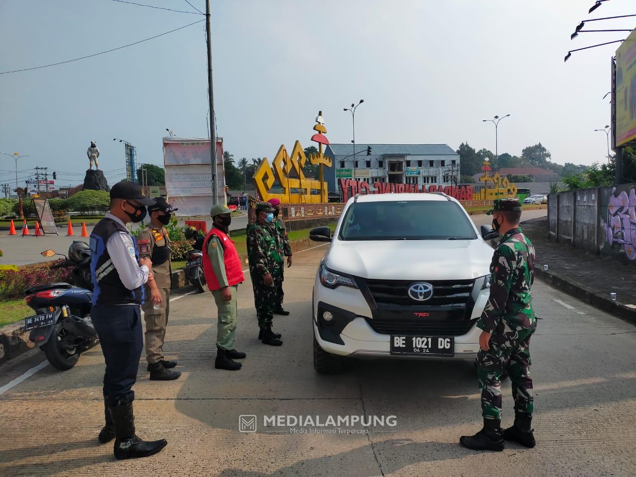 Personel Kodim 0410 Bersama Satgas Covid-19 Lakukan Penyekatan Pintu Masuk Bandarlampung