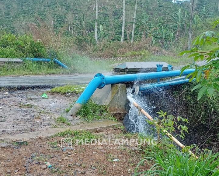 Sebulan Lebih Bocor Pipa Induk PDAM Limau Kunci Sekincau Tak Kunjung Diperbaiki