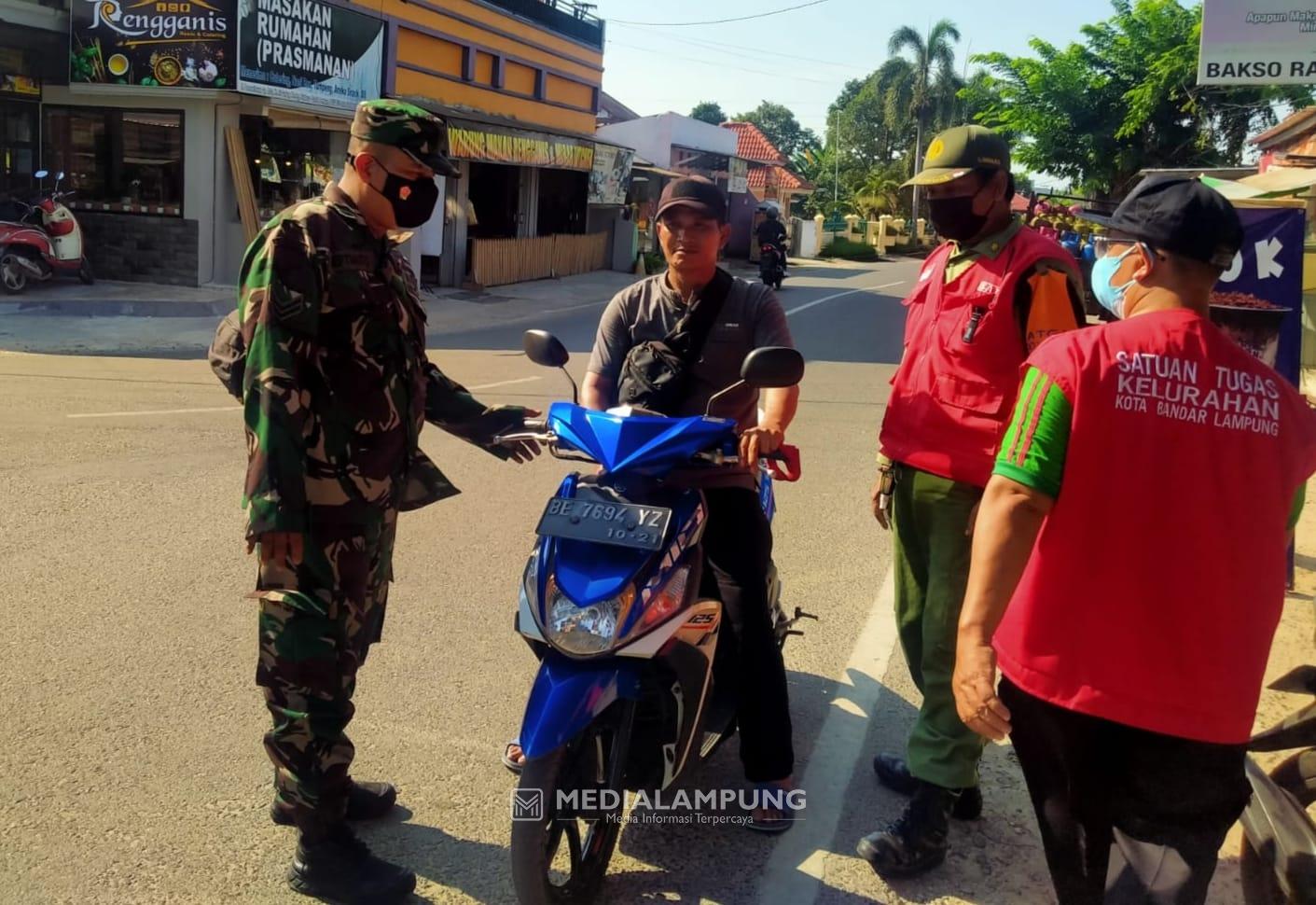 Babinsa Koramil Kedaton Bersama Satgas Covid Lakukan Patroli