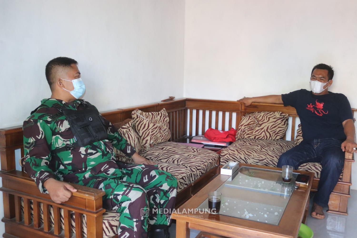 Babinsa Koramil TKP Laksanakan Kegiatan Komsos di Wilayah Binaan