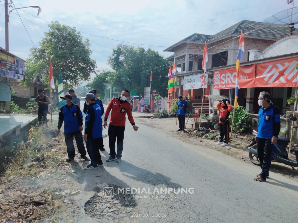 Sambut HUT RI, Warga Setia Negara Gotong Royong Bersihkan Jalan