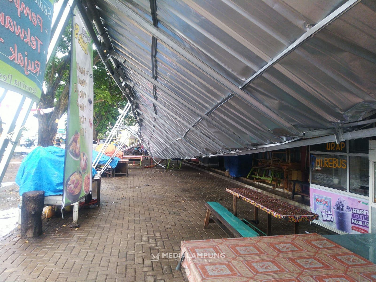 Kanopi Kios Pedagang di Stadion Mini Waydadi Ambruk Diterjang Angin Kencang