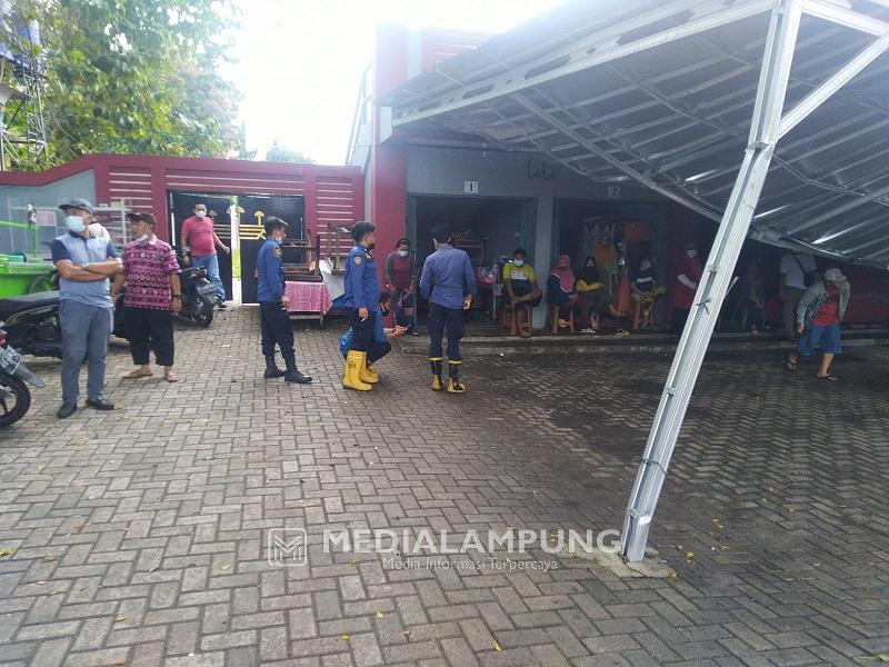 Gerak Cepat, Bunda Eva Langsung Perintahkan Perbaikan Kanopi Kios Pedagang yang Ambruk