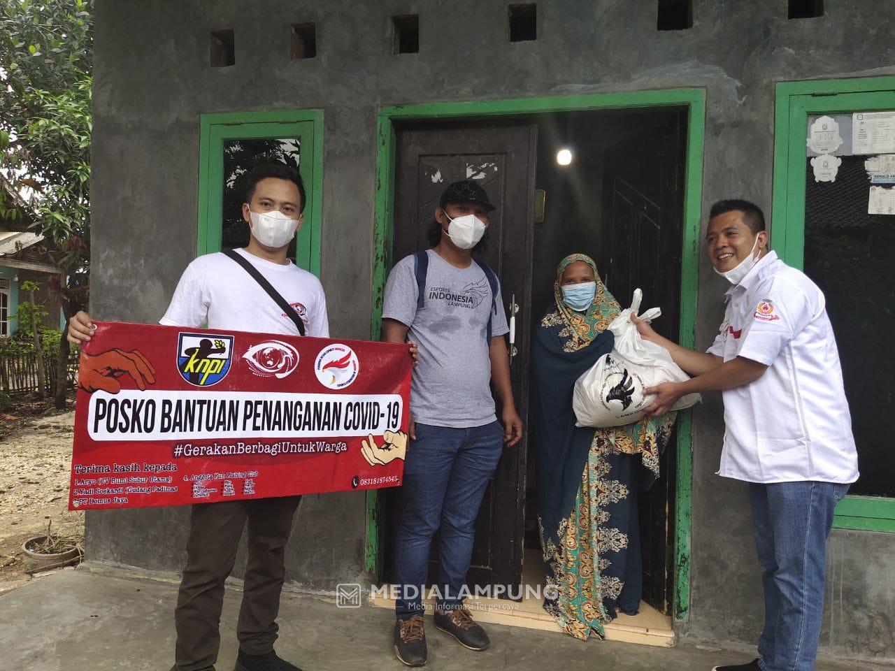 ESI Lampung Bagikan Ratusan Paket Sembako ke Warga Terdampak Pandemi