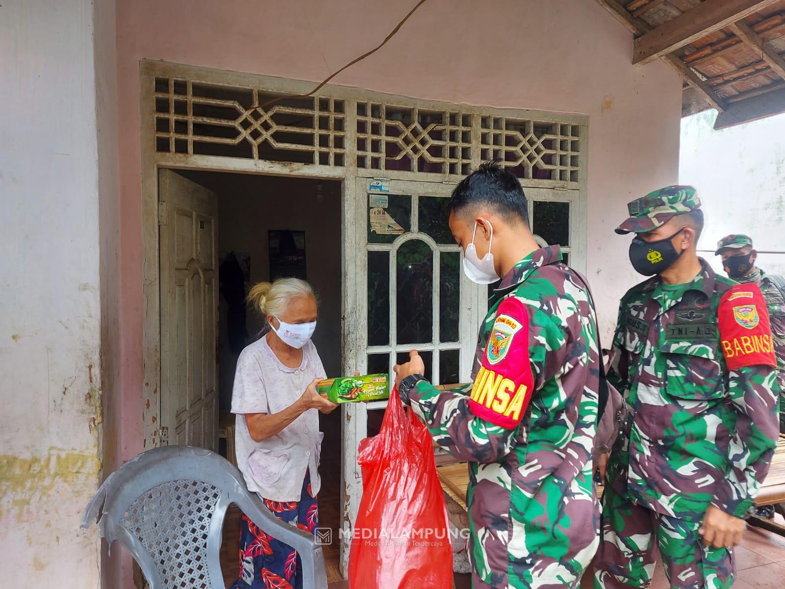 Personel Babinsa Koramil Panjang Bagikan Nasi Kotak ke Masyarakat Binaan