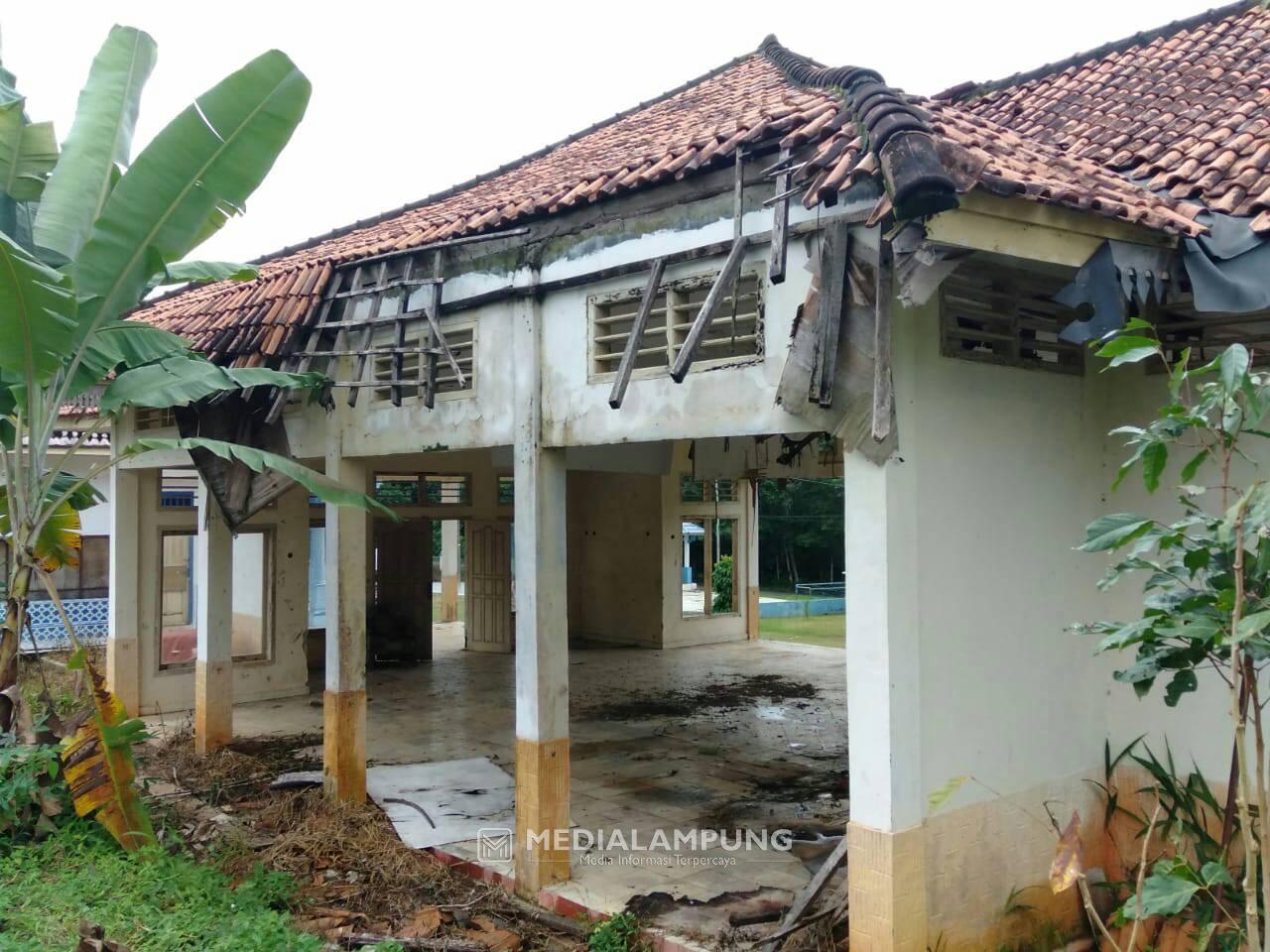 Tak Kunjung Diperbaiki, Aula Kecamatan Gunung Labuhan Akhirnya Ambruk
