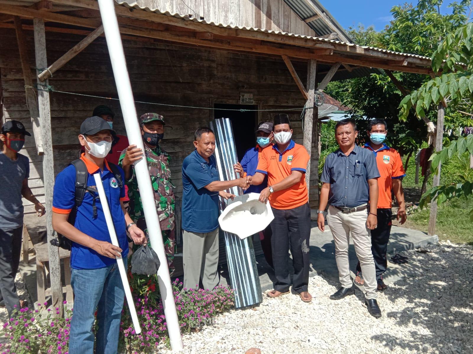 Pekon Sukajadi Berikan Bantuan Pembuatan Jamban di 23 Rumah
