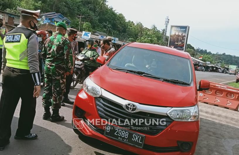 Babinsa Koramil Panjang Bersama Satgas Covid Lakukan Penyekatan di Pos Panjang