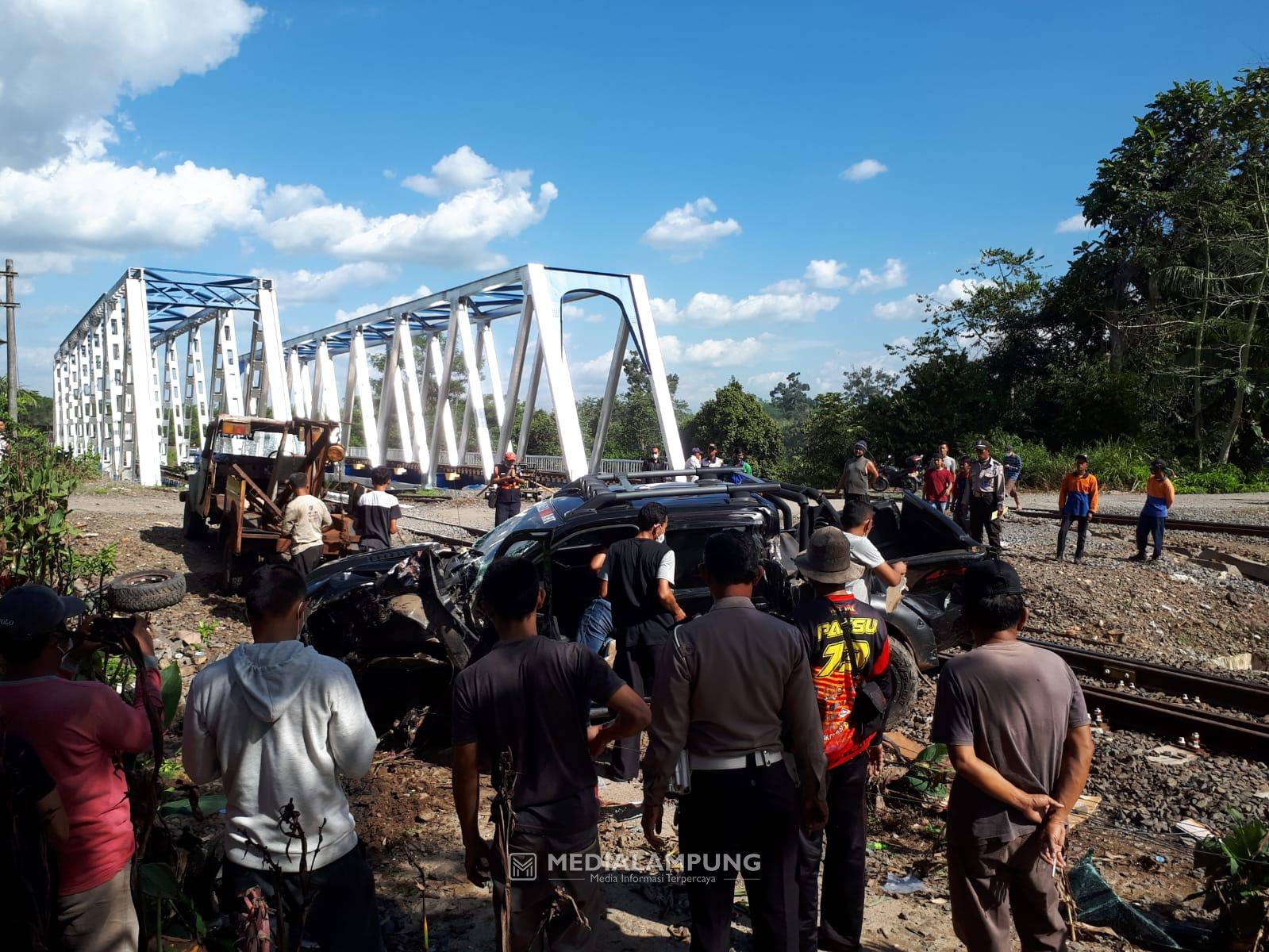 Mobil Pejabat Sekretariat DPRD Waykanan Ditabrak Kereta