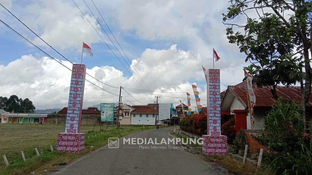 Tumbuhkan Semangat Nasionalisme, Pekon Purajaya Bangun Gapura Bernuansa HUT RI