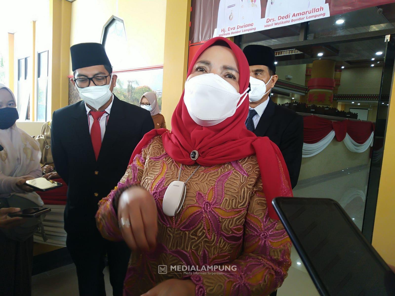 Bunda Eva Kenakan Kebaya Sulam Usus Saat Hadiri Paripurna Istimewa