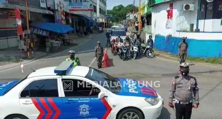 Warga yang Melintas di Jalinbar Pringsewu Ikuti Peringatan Detik-detik Proklamasi