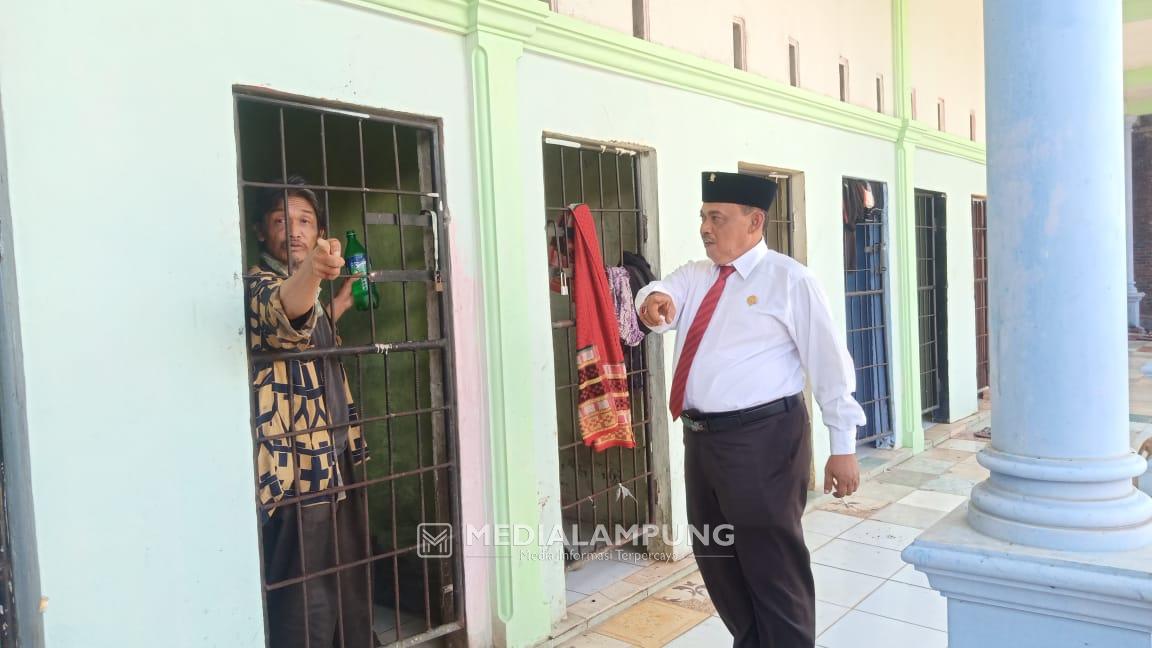 Maknai HUT Ke-76 RI, Ketua DPRD Lamteng Sambangi Ponpes yang Rawat ODGJ