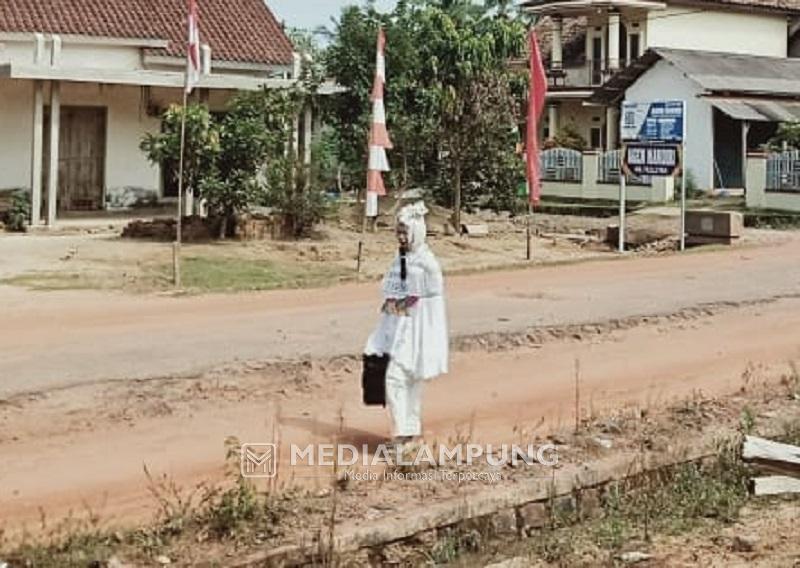 Ada Pocong Keliling Kampung di Siang Bolong