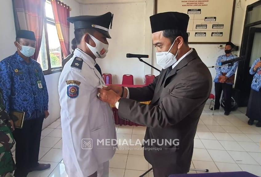 Camat Sukau Lantik Pajrianto Sebagai Pj Peratin Pekon Bumijaya