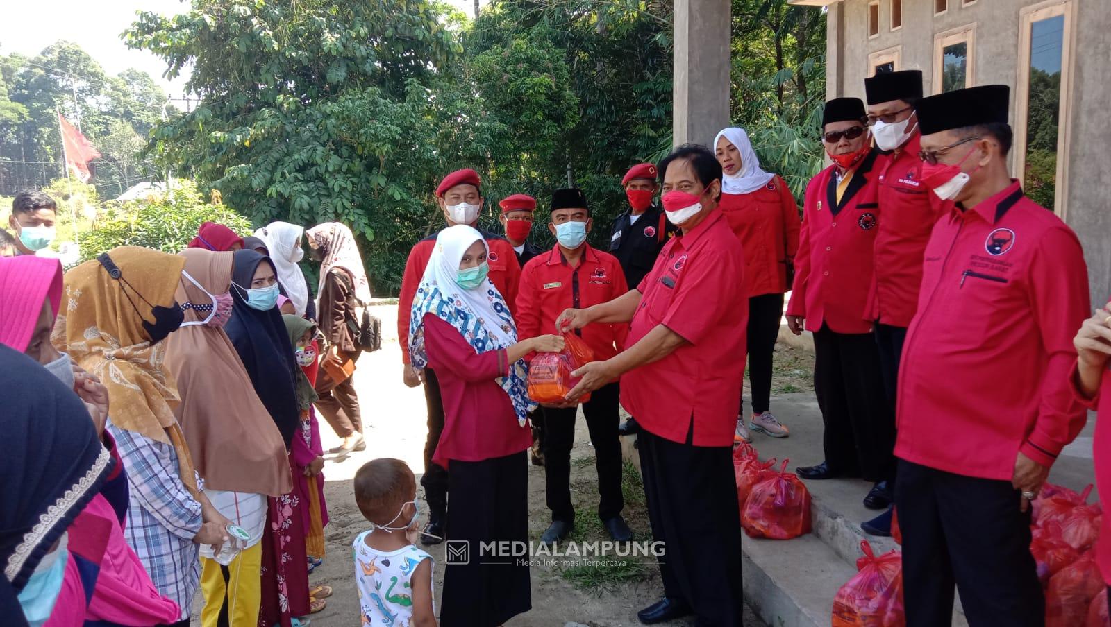 Peringati HUT RI ke-76, DPC PDIP Pesbar Gelar Upacara Hingga Bagikan Sembako