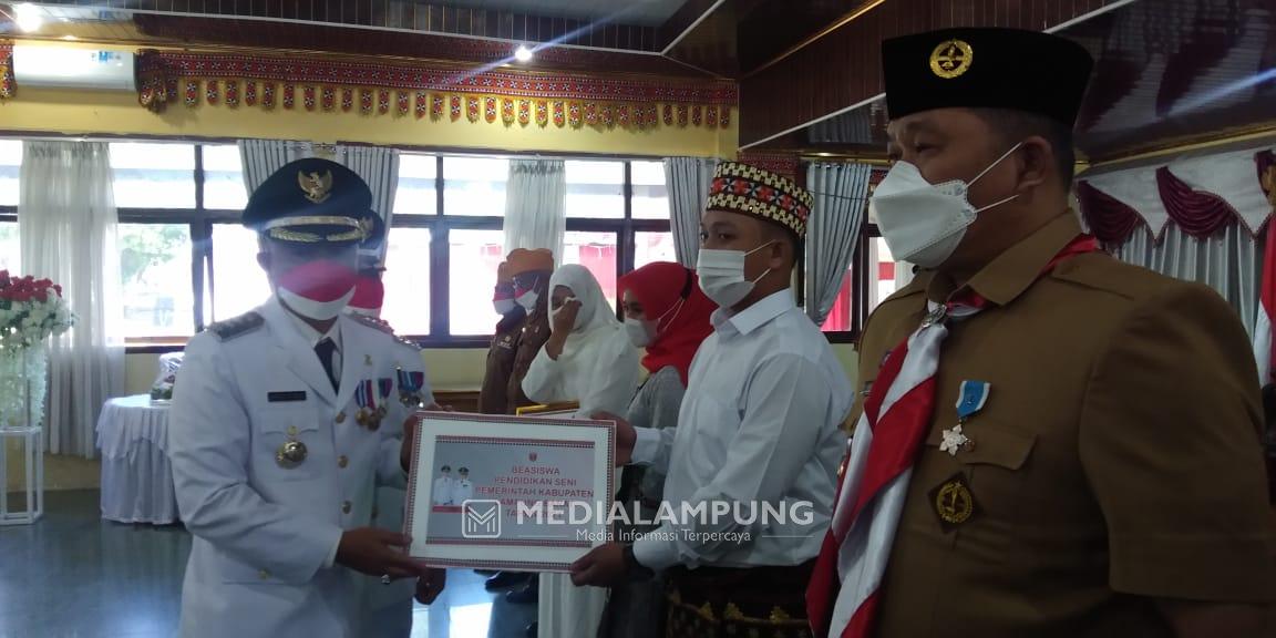 Parosil Serahkan Beasiswa Seni Budaya