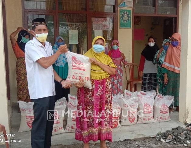 Pekon Sukabanjar Salurkan 35 Paket Bantuan Beras PPKM 