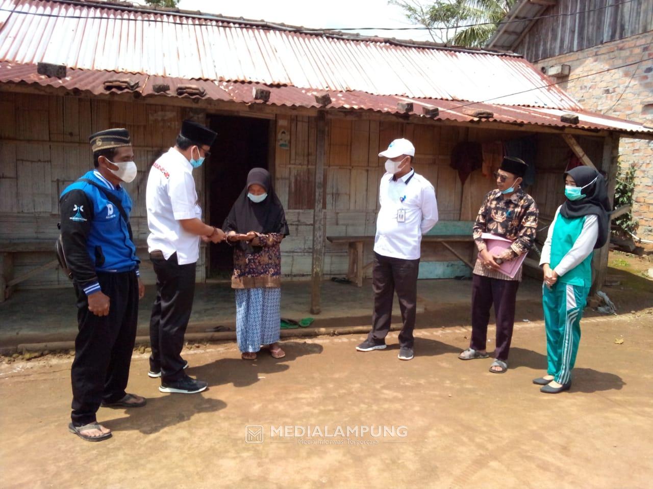 Suasana HUT RI, 25 KPM Pekon Gunungterang Terima BLT-DD Untuk 3 Bulan 