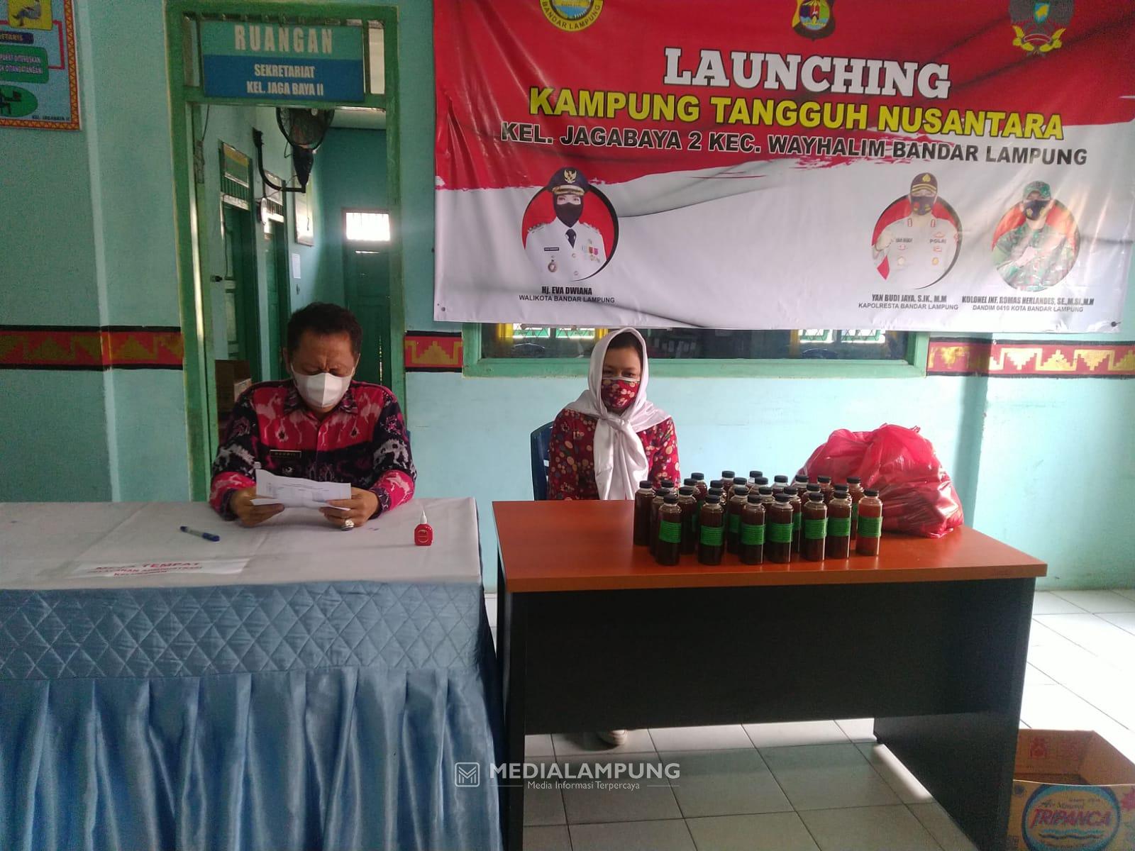 Komunitas Kontrakan Alif Subing Bagikan 100 Botol Empon-empon di Wayhalim