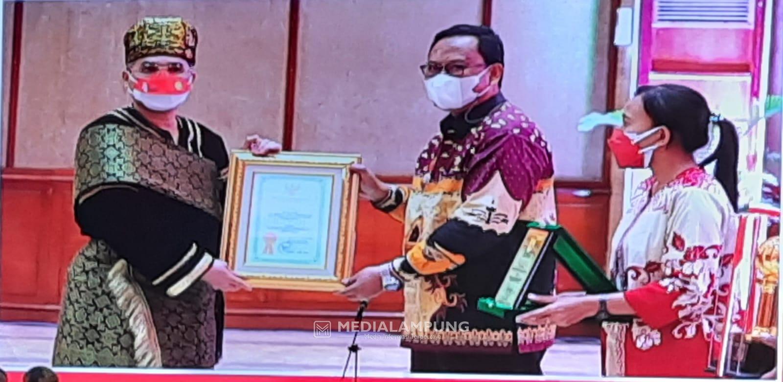 Pemprov Lampung Raih Penghargaan Abdi Bakti