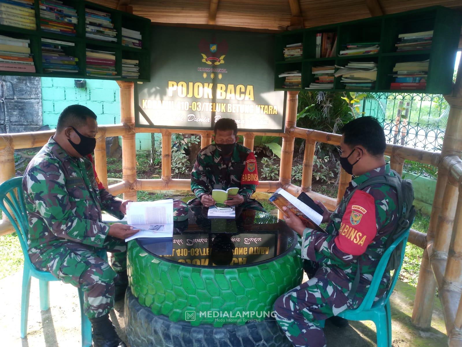 Personel Babinsa Laksanakan Kegiatan Non Program Satu Jam Membaca Buku