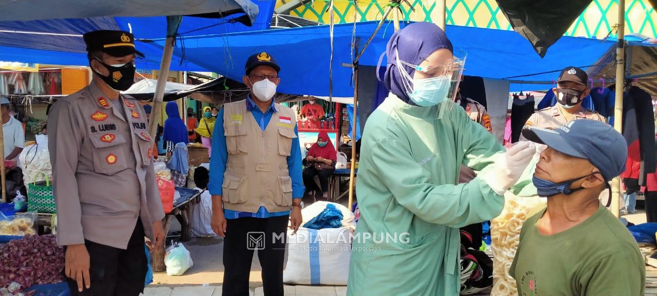 Gugus Tugas Kecamatan Pagelaran Swab Pengunjung Pasar Tradisional Secara Acak