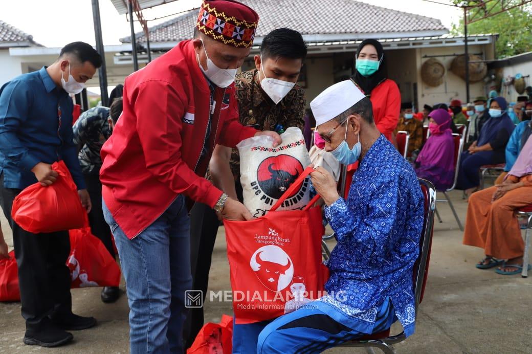 Parosil Bagikan Bingkisan dan Tali Asih kepada Lansia-Anak Yatim