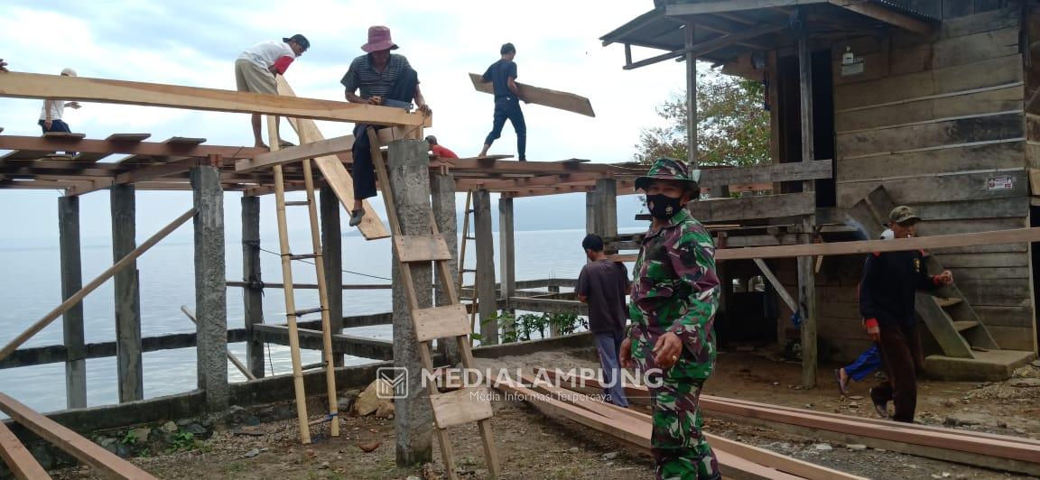 Manunggal Bersama Rakyat, Babinsa Bantu Warga Bangun Rumah