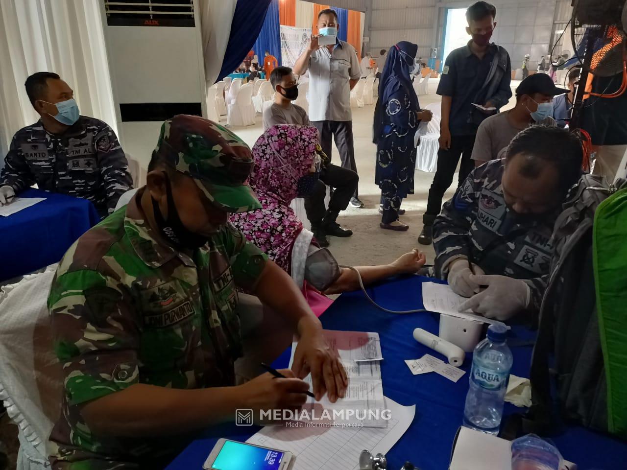 TNI-AL Lanal Lampung Vaksinasi 970 Orang