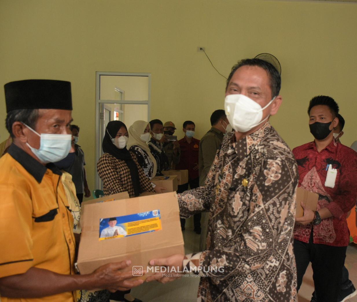 Ali Rahman Bagikan Sembako dari Gajinya Sebagai Wabup Waykanan