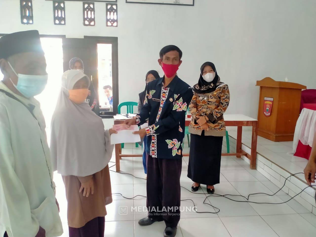 Salurkan BLT-DD di Pekon Muarabaru, Camat Erna Berharap Bantuan Tepat Guna 