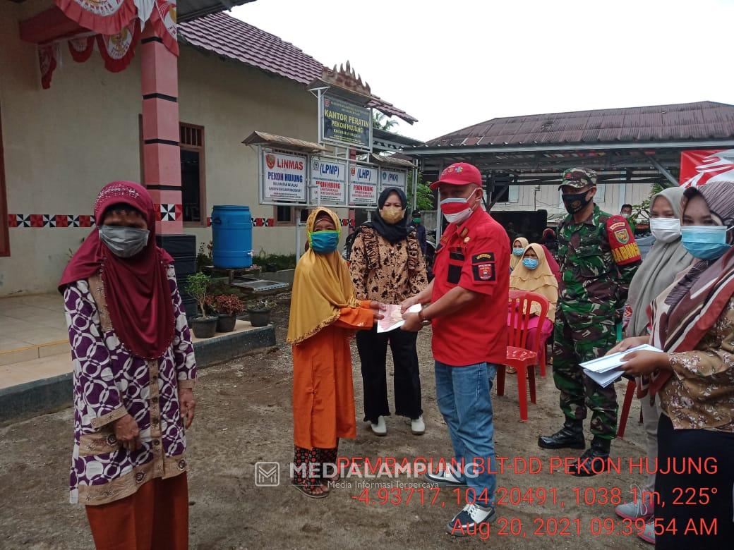 Selain BLT-DD, Pekon Hujung Bagikan Insentif Guru Ngaji, Imam dan Marbot Masjid