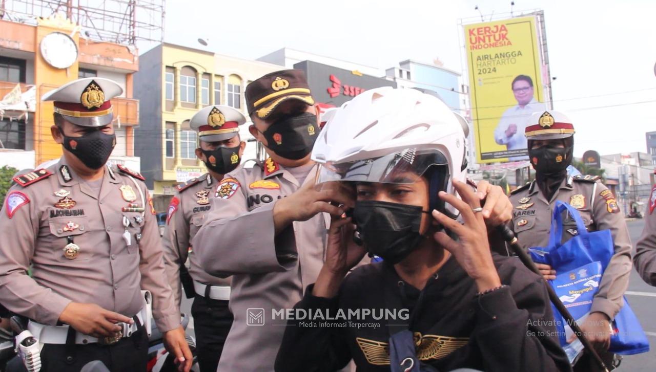 Polresta Bandarlampung Menyapa, Bagikan Sembako dan Helm Gratis