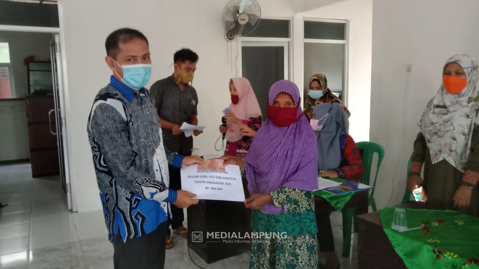 Kampung Tanjung Mas Bagikan BLT-DD dan Beras PPKM