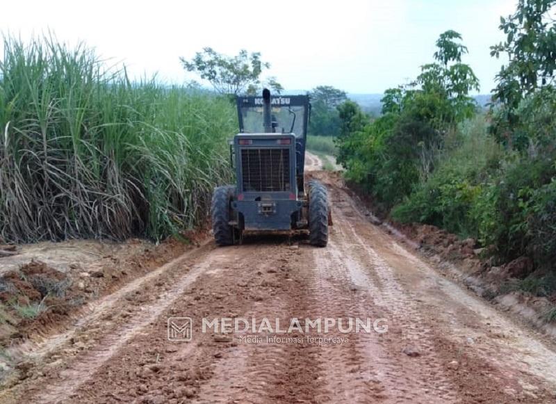 PT PSMI Perbaiki Jalan Penghubung Waykanan-OKU Timur