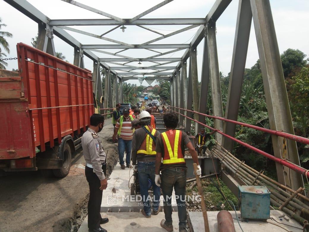 Perbaikan Jembatan Way Rarem Abung Kunang Dijaga Polisi